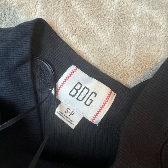 BDG Urban Outffiters Shannen Ribbed V-Neck Top - Picture 3 of 3